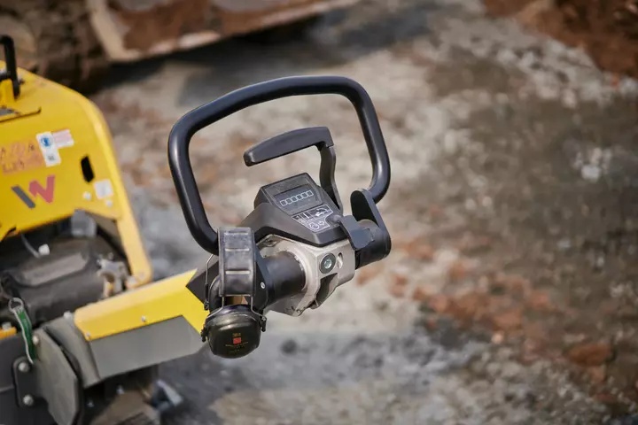 Regulowany dyszel i blokada transportowa w zagęszczarce Wacker DPU 6260